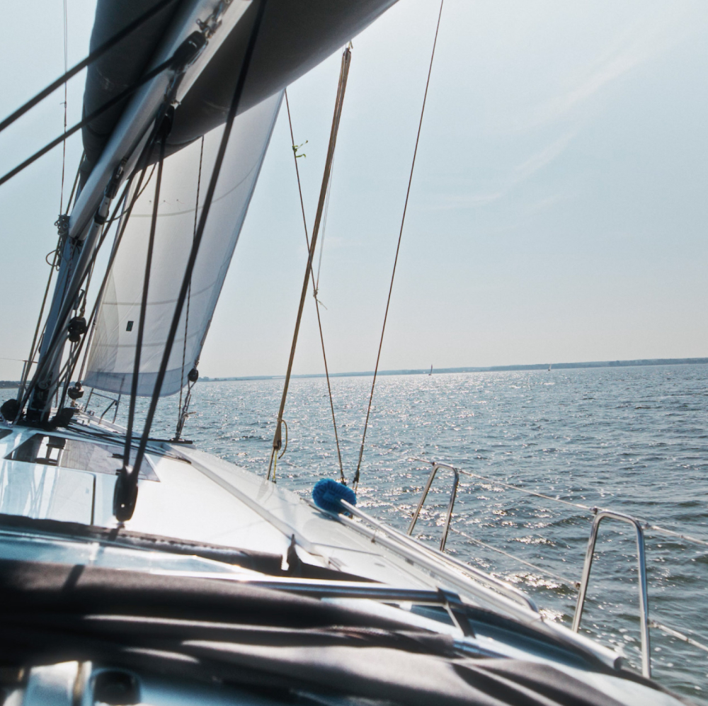 Blick auf das Meer von einem Segelboot aus.